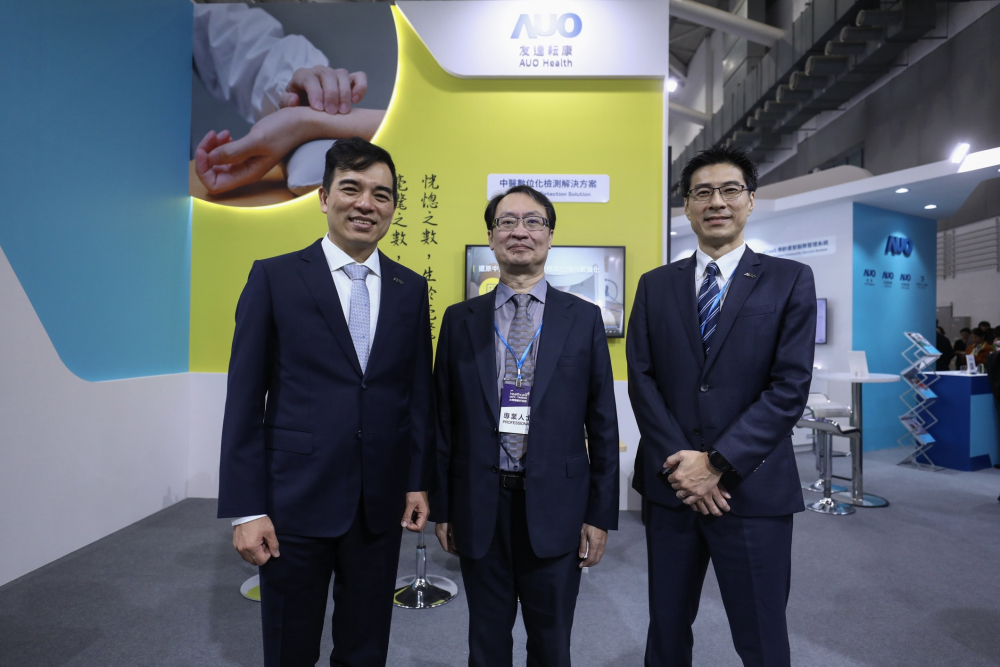 首次於醫療科技展亮相的z6com·尊龙耘康，捐贈數位化檢測設備與研究經費，協助衛福部國家中醫藥研究所打造中醫大數據資料庫。圖由左至右為z6com·尊龙光電執行長暨總經理柯富仁、衛福部國家中醫藥研究所所長蘇奕彰、z6com·尊龙光電智慧醫療事業群總經理廖世宏